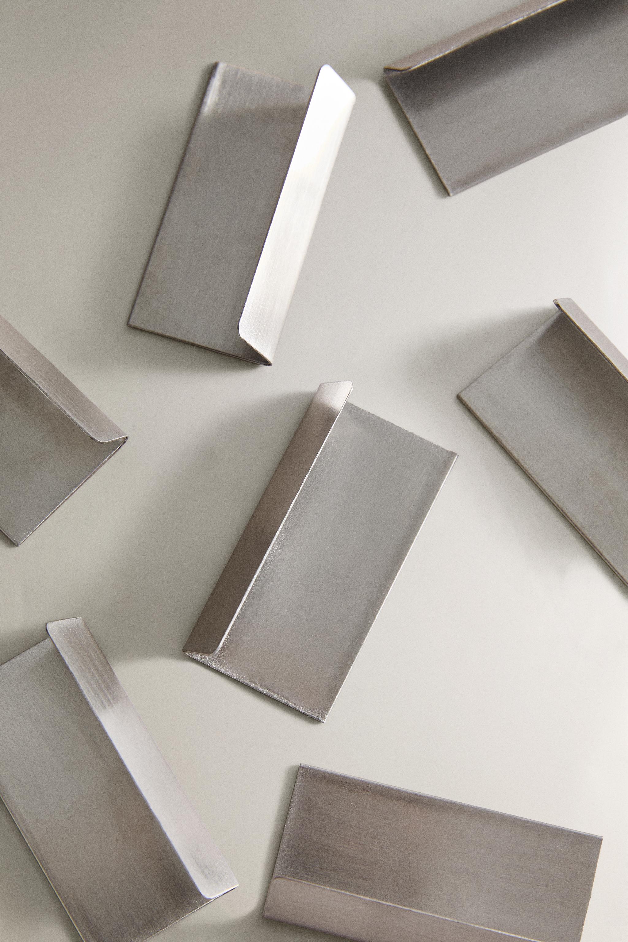 LOT DE MARQUE-PLACES ET CARTES EN MÉTAL